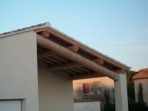 charepente-traditionnel-apparente-en-poutre-ronde-