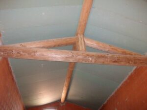 plafond-rampant-en-ferme-rondin-avec-panneaux-isolants