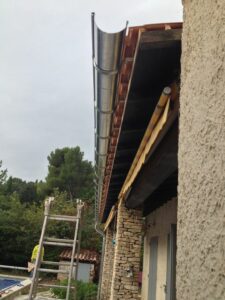 pose-de-goutiere-de-en-zinc-a-villeneuve-les-avignon